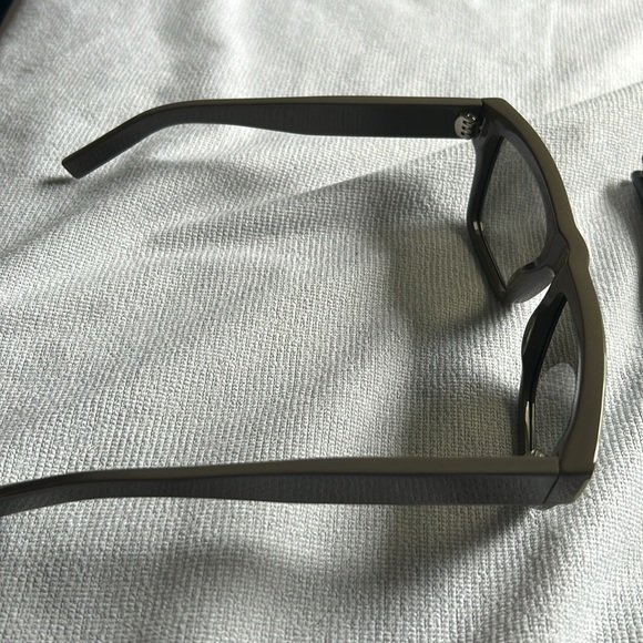 A pair of saint laurent sunglasses - Picture 3 of 5